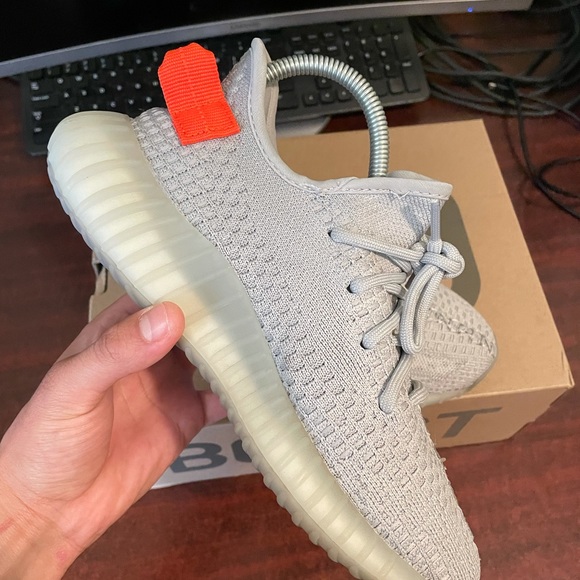Adidas Yeezy Boost 350 V2 Tail Light FX9017 Size 5M / 6W - Picture 7 of 8